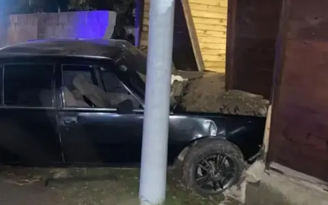 El vehículo Renault incrustado en la casilla de madera