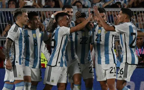 Thiago Almada, tras marcar el gol con la Selección argentina, celebra junto a sus compañeros.