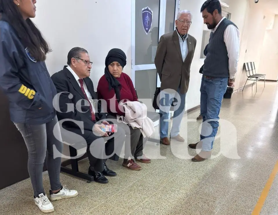 Vera y su esposa, Beatriz, junto a sus abogados.
