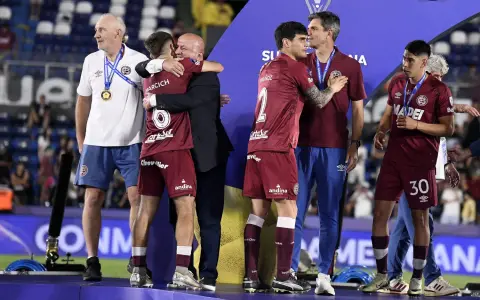 Nicolás Russo celebra junto a sus jugadores de Lanús la última conquista de la Recopa Sudamericana.