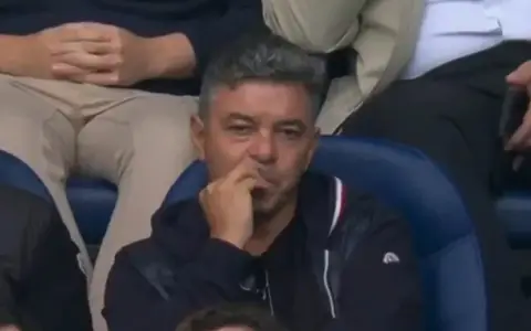 Marcelo Gallardo, viendo fútbol en LaLiga de España.
