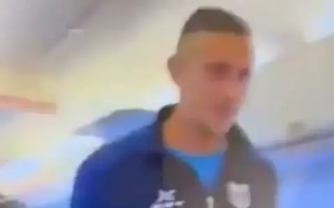 El momento en el que el futbolista es detenido.