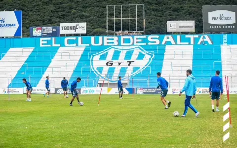 El plantel de Gimnasia y Tiro entrenó este sábado en el Gigante del Norte antes de emprender vuelo rumbo a la Ciudad Autónoma de Buenos Aires.