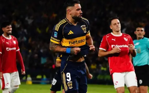 Milton Giménez festeja. Boca e Independiente protagonizaron un clásico caliente.