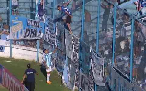 Serios incidentes en Tucumán, la nota de un partido mal jugado.