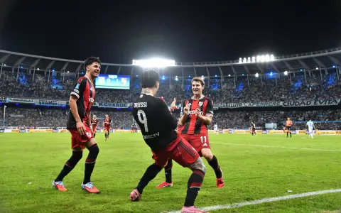 Facundo Colidio y Sebastián Driussi, la dupla goleadora que revitalizó Coudet, festejan el segundo gol de River ante Racing.