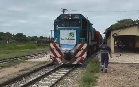 La formación Belgrano en la estación de Pichanal con las donaciones