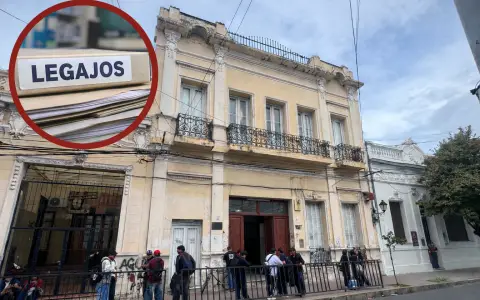 El Colegio Arturo Illia, en la capital salteña, donde se originó el problema administrativo que mantiene a egresados sin poder completar su certificac