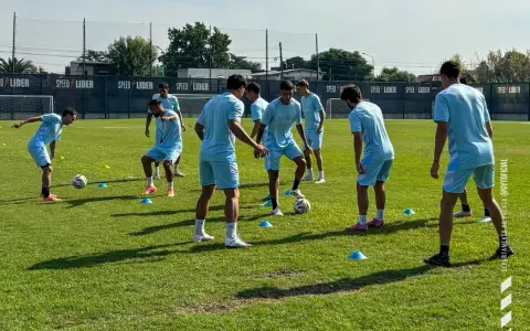 El plantel de Gimnasia y Tiro entrenó este lunes en el predio de Riestra.