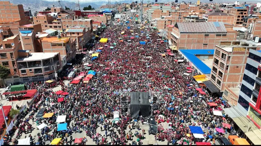 Una multitud participó del cabildo realizado en El Alto
