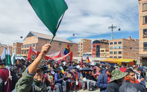 El cabildo realizado el sábado resolvió la medida que apunta a los legisladores bolivianos