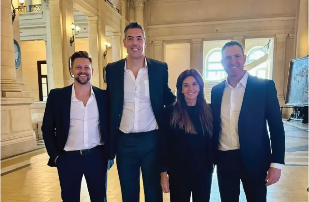 Magdalena Day junto a referentes de Reental (plataforma mediadora de las inversiones), entre ellos Luis Scola.