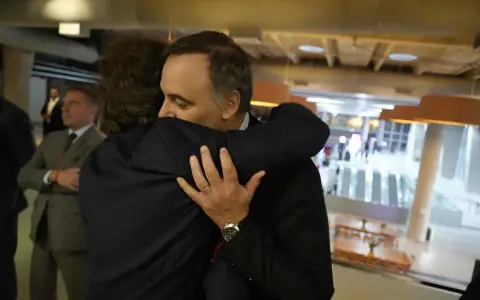 Manuel Adorni junto a Javier Milei