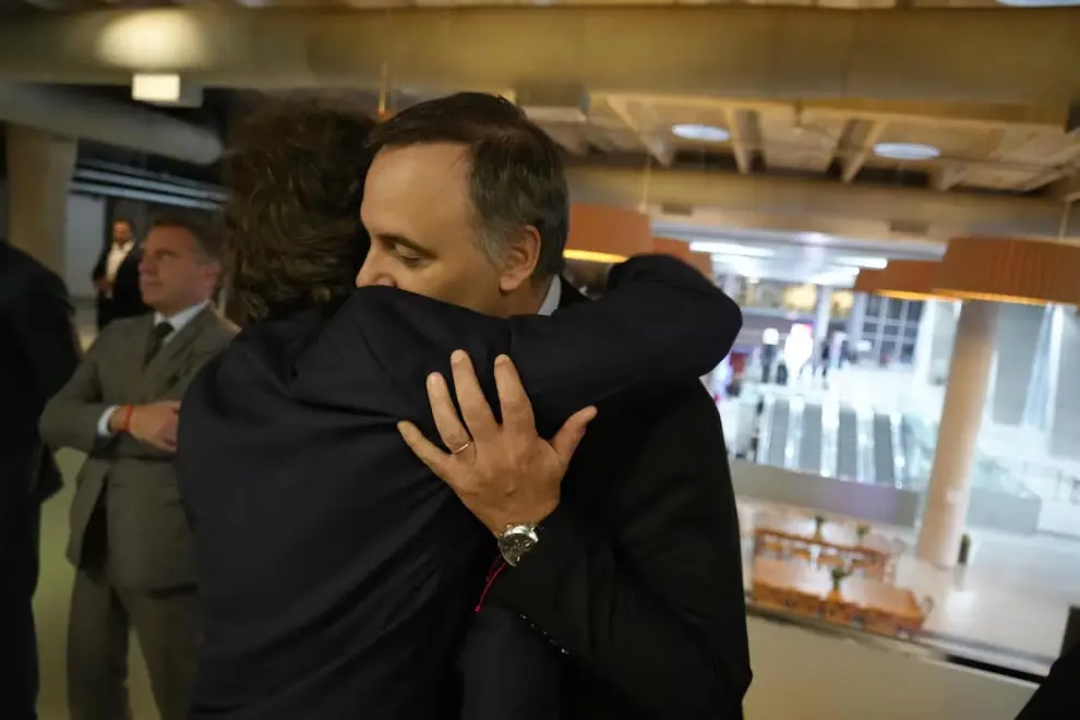 Manuel Adorni junto a Javier Milei