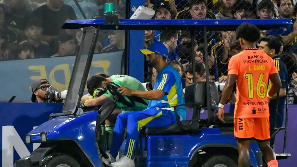 Agustín Marcehsín lesionado se retira de la cancha