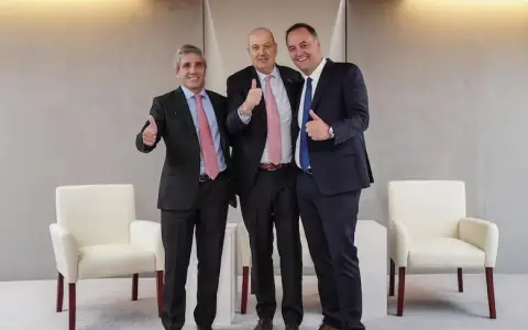 Luis Caputo, Federico Sturzenegger y Manuel Adorni
