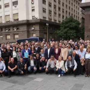 Sin presencia de Salta, intendentes de todo el país protestaron frente a la Casa Rosada