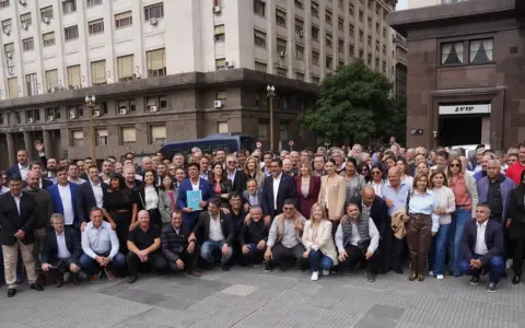 Intendentes en Plaza de Mayo reclamando al gobierno de Milei