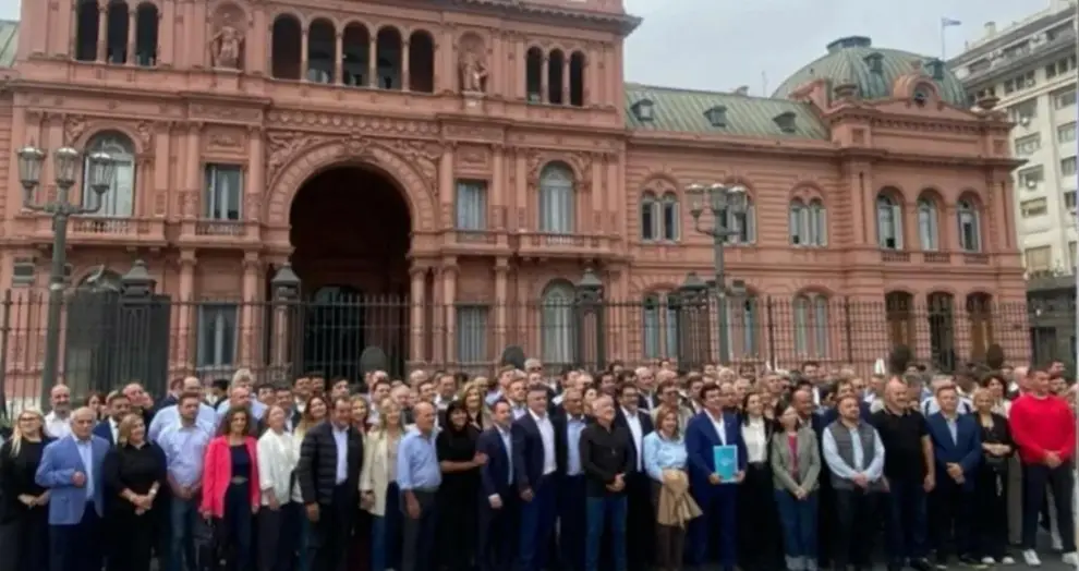 El grupo de intendentes presentes en la protesta