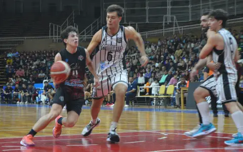 Bruno Abratte atacando el aro en el partido contra Estudiantes de Tucumán