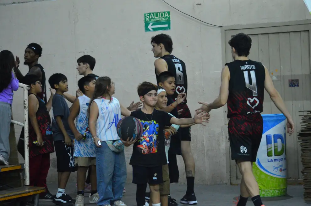 Abratte saludando a los más chicos en el Delmi camino al vestuario