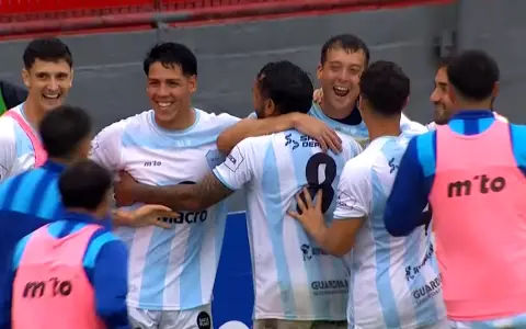 El festejo de los jugadores de GyT bajo la lluvia en la cancha de Los Andes