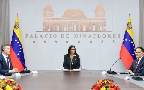 Delcy Rodríguez encabeza una reunión el salón renovado del Palacio de Miraflores