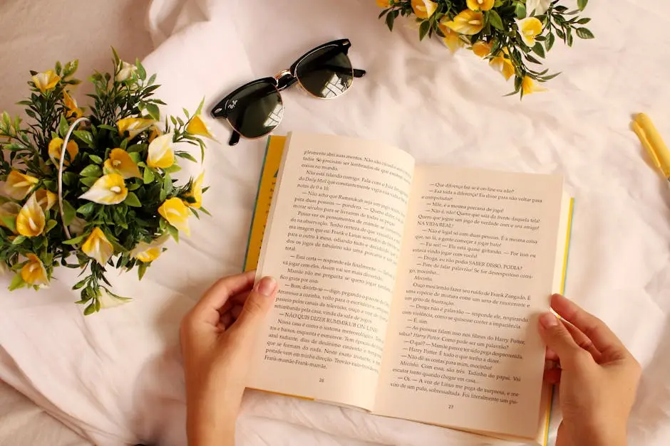 Persona Sosteniendo Un Libro