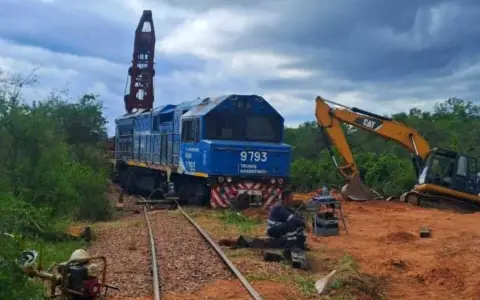 Así quedó la locomotora atravesada tras descarrilar