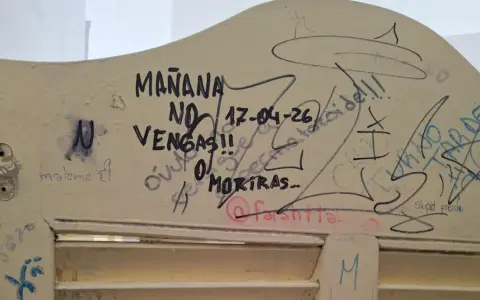 Mensaje en uno de los baños de la Escuela Normal.