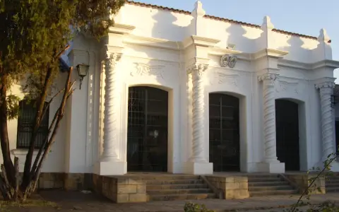 El Colegio Nacional de Salta se denomina formalmente Colegio Secundario N° 5080 "Dr. Manuel A. de Castro".