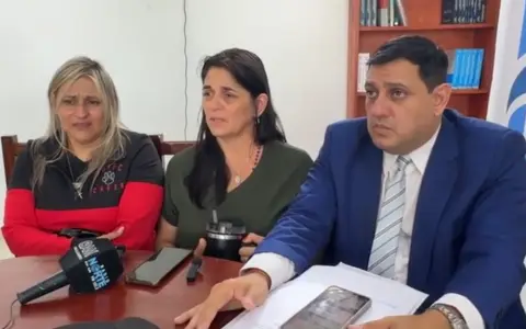 Judith González, Nélida Romero y el abogado Alejandro González en conferencia de prensa