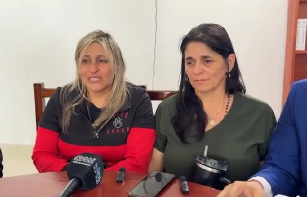 Judith González, esposa del sargento Molina, y Nélida Romero, madre del cabo Ponte, juntas por primera vez.