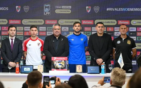 Riquelme, Di Carlo, Chiqui Tapia y hasta el propio árbitro del Superclásico, Darío Herrera, también estuvieron presentes en la conferencia.