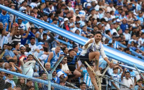 Hinchas de Gimnasia y Tiro.