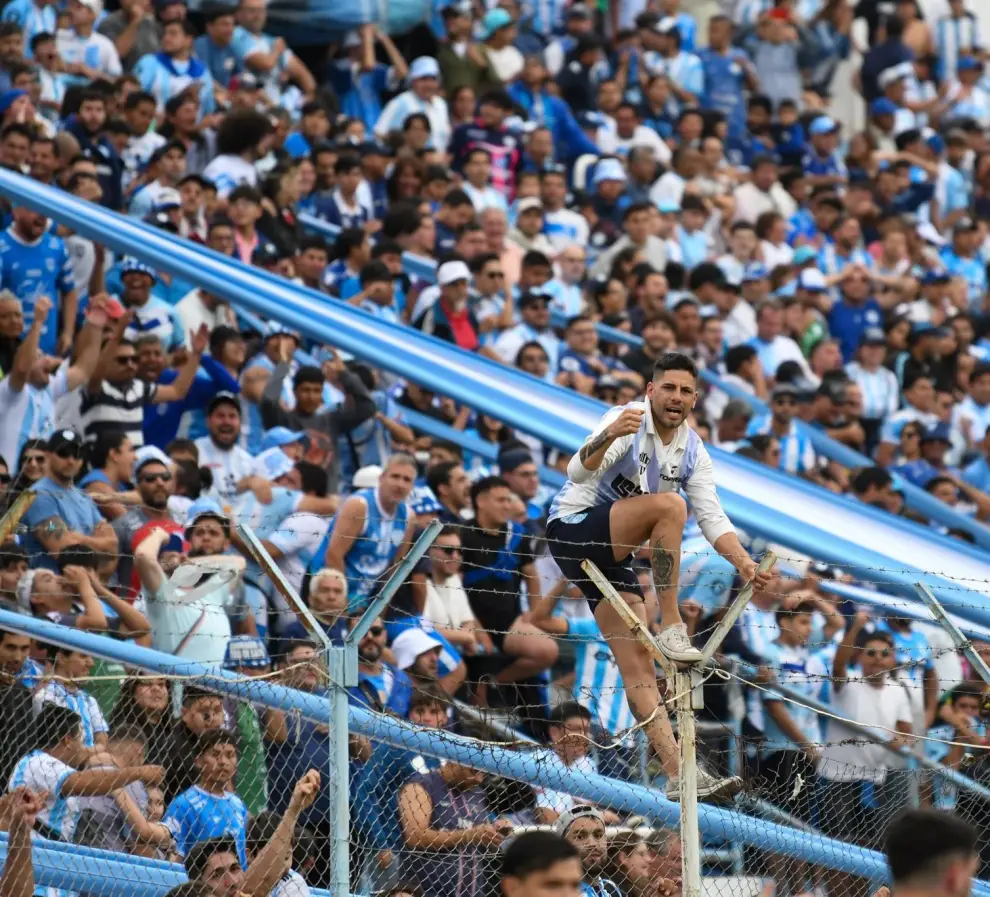Hinchas de Gimnasia y Tiro.
