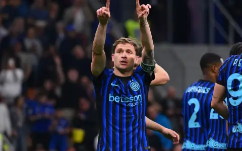 Nicolò Barella celebra el segundo gol del Inter en la goleada ante el Cagliari.