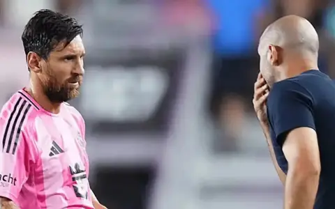 Javier Mascherano le da indicaciones a Lionel Messi.