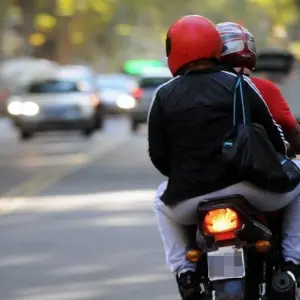 Robo planificado en Orán: una mujer distrajo a un hombre mayor y su cómplice se llevó la moto