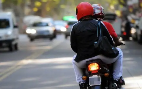 Una pareja se aprovechó de un hombre mayor y se llevó su moto.