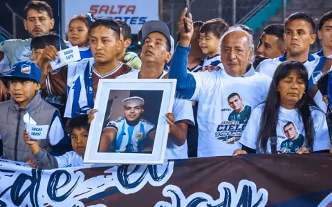El sentido homenaje a los hinchas fallecidos de Juventud, con presencia de sus familiares.