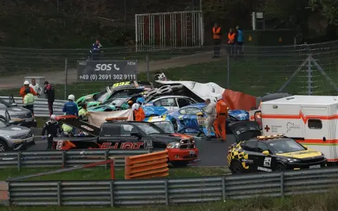 Así quedaron los autos destrozados y apilados tras el impresionante choque en cadena que dejó como saldo un piloto fallecido.