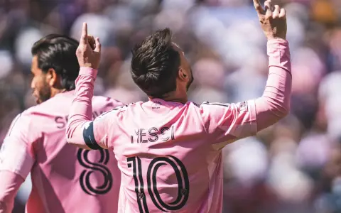 Lionel Messi celebra con las manos y la vista al cielo su doblete ante los Colorado Rapids.
