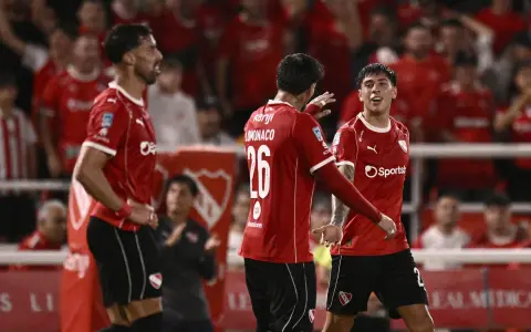 Maximiliano Gutiérrez celebra con Kevin Lomónaco el segundo gol del rojo ante Defensa y Justicia.
