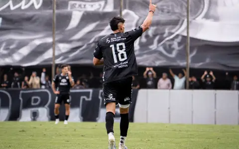 Julián López (de espaldas), el único que hace goles en un Central Norte con poca productividad.