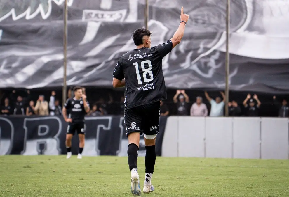 Julián López (de espaldas), el único que hace goles en un Central Norte con poca productividad.