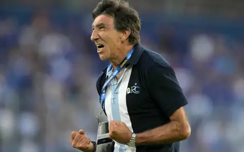 Gustavo Costas ya es mirado de reojo en Racing por los últimos desempeños de su equipo, que viene de perder dos clásicos consecutivos.