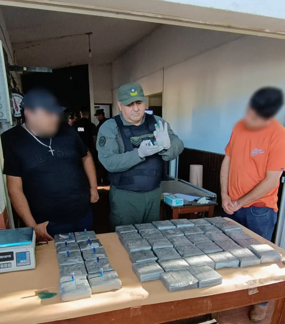 Incautan 23 kilos de cocaína en un doble fondo de un auto.