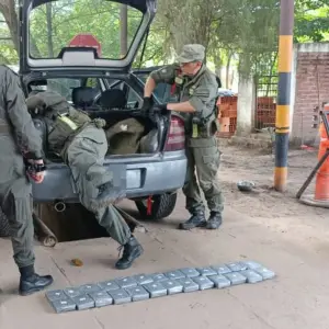 Viajaban en su auto en familia por las rutas de Salta: les encontraron un doble fondo con 23 kilos de cocaína