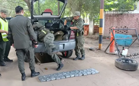 Incautaron 23 kilos de cocaína en un doble fondo del baúl.